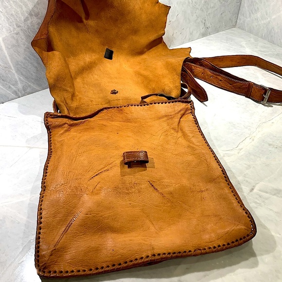 Artisanal leather purse in cognac with “horn” closure, back zipped pocket - Picture 2 of 15